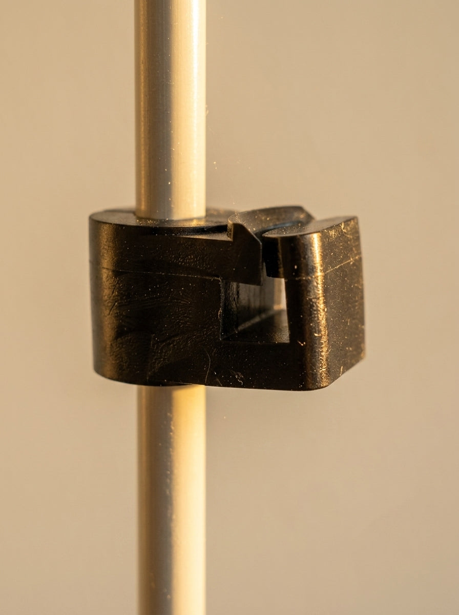 L-type insulator for 3/8 fiberglass electric fence rod